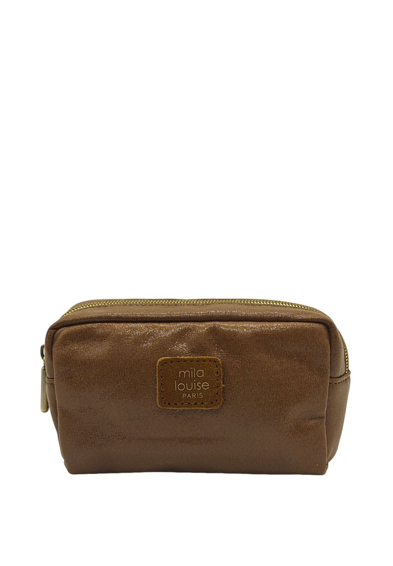 Pochette cosmétique en cuir marron avec fermeture éclair, présentant une surface texturée et un patch logo de la marque sur le devant. Forme rectangulaire compacte.