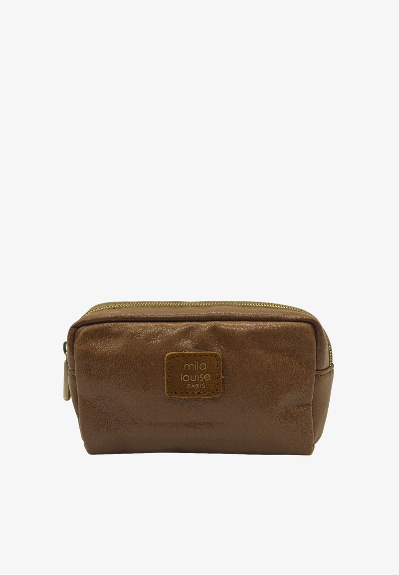 Pochette cosmétique en cuir marron avec fermeture éclair, présentant une surface texturée et un patch logo de la marque sur le devant. Forme rectangulaire compacte.