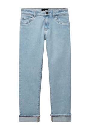 Jean en denim bleu clair avec poches avant, fermeture par bouton et zip, et revers retroussés avec des coutures rouges visibles.