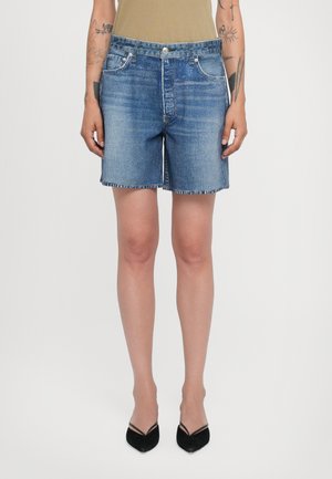 Lys blå denimshorts laget av myk bomull. Har høy midje, slitt kant og femlommersdesign med detaljer i sølv.