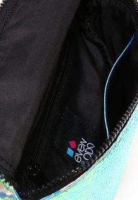 Borsa con zip dal design testurizzato e lucido di colore turchese. Fodera interna nera con una piccola tasca con zip e un'etichetta con il logo visibile.