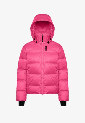 Roosa puffersoe mütsiga, millel on lukuga esiosa, elastsed varrukad ja logo detail. Kootud disain ja läikiv, sile tekstuur.