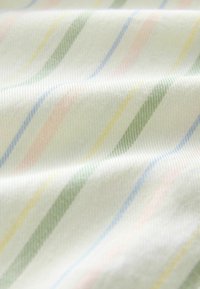 Svītraina auduma ar zaļām, dzeltenām, rozā un zilām līnijām uz gaiši krēmīga fona; tekstūra ir gluda ar smalku audumu.