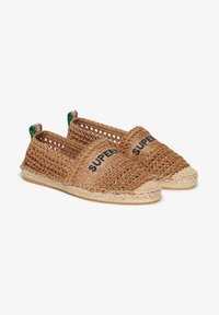 Braune geflochtene Espadrilleschuhe mit flacher Jutesohle, einem meshartigen Obermaterial und "SUPER" auf die Seite gestickt. Bunte Akzente an der Ferse.