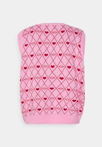 Pletený svetr ve světle růžové barvě s diamantovým vzorem. Obsahuje červená srdíčka a obrysy, žebrovaný límec a lem, hladkou texturu.