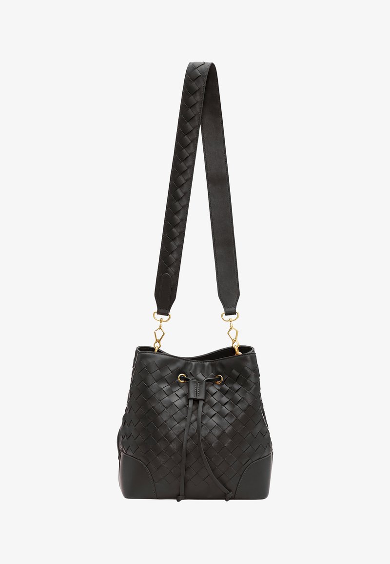 Czarna skórzana torebka typu bucket o plecionej fakturze, z regulowanym paskiem, złotymi akcentami i zapięciem na sznurek.