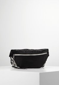 Svart nylonväska med rundad design, silverdragkedja och rem. Ytan är slät med en blank finish.