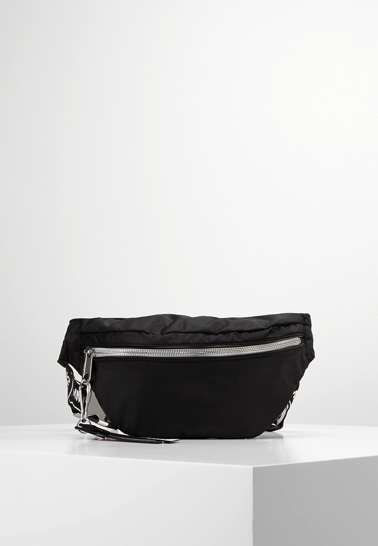 Svart nylonväska med rundad design, silverdragkedja och rem. Ytan är slät med en blank finish.