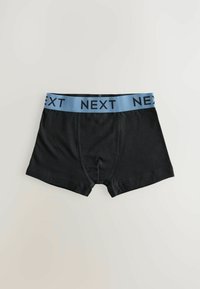 Svarta bomullsboxershorts med en ljusblå elastisk midjeband som har texten "NEXT" i mörka bokstäver. Slät yta, figurnära design.