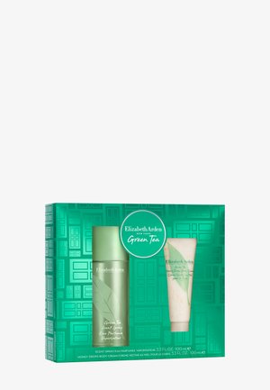 Groene thee cadeau set met een groene, cilindervormige geur spray en een roze, crèmekleurige tube. De doos heeft een groen ontwerp met bladeren motieven.