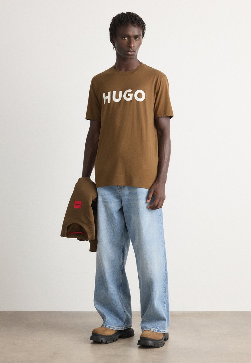 HUGO Diblostee, Camiseta De Los Hombres, Medium Brown212