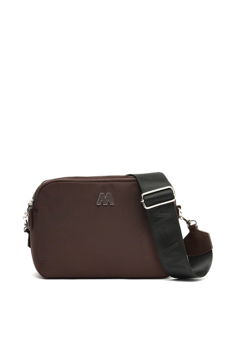 Borsa a tracolla sintetica marrone con una texture liscia, dotata di una tracolla nera regolabile e un logo in evidenza sul davanti.