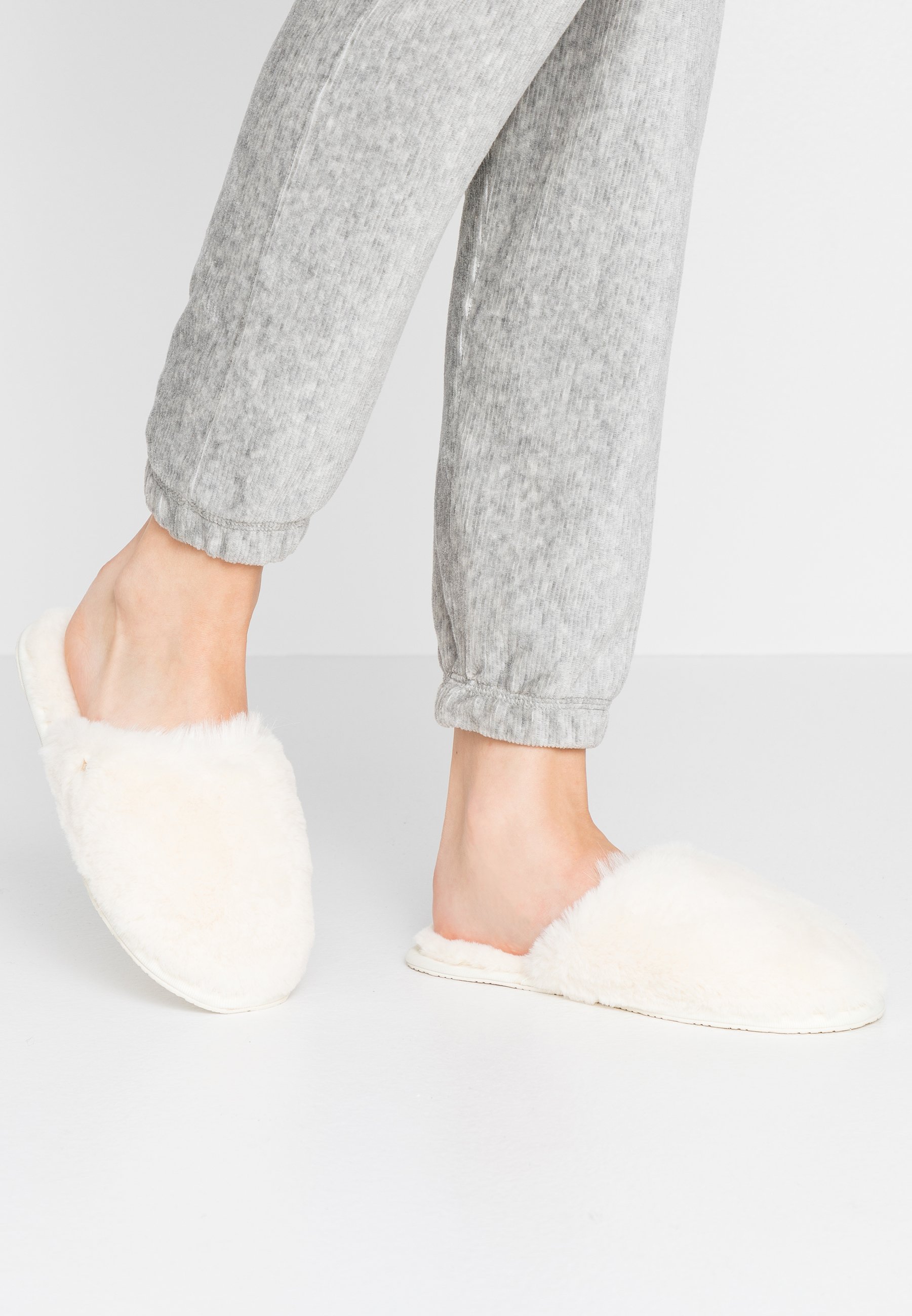 Ted Baker PHLUFY Tøfler ivory Zalando.no Ted Baker Sneakers | Herresko | Kjøp sko på nett hos Zalando