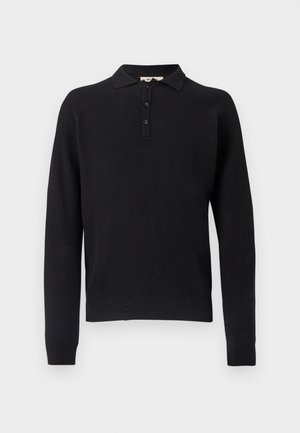 Pull polo noir à manches longues avec un tricot texturé, doté d'un col et d'une patte à trois boutons. Design simple et structuré.