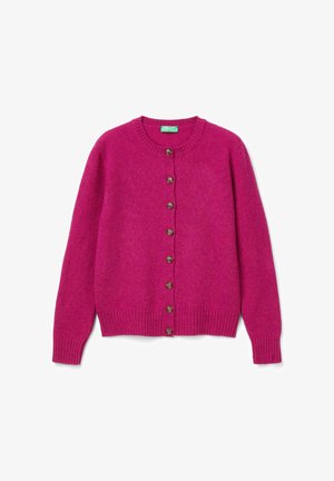Magenta Strickjacke mit langen Ärmeln, rundem Halsausschnitt und sieben braunen Knöpfen auf der Vorderseite, gerippte Bündchen und Saum.