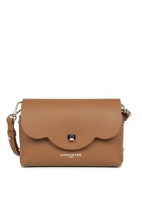 Borsa a tracolla tan con patta arricciata, hardware in argento e dettagli del logo nella parte inferiore. Presenta una tracolla removibile per un utilizzo versatile.