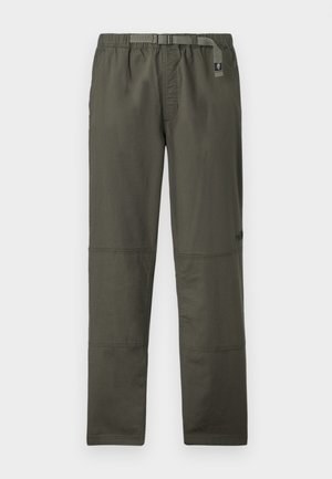 Olivengrønne, letvægts cargo bukser med elastisk talje, justerbart bælte og flere lommer; glat texture og forstærkede syninger.