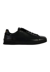 Sneaker in pelle nera con una finitura liscia, dotata di lacci e un design minimalista. Include un tallone testurizzato con un accento di branding.