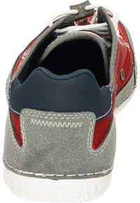 Piros és szürke sneaker, texturált felső résszel, sima tengerészkék részletekkel, fehér gumitalppal és kontrasztos varrási részletekkel.