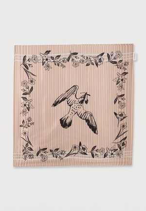 Vierkante beige sjaal met verticale witte strepen, zwarte vogel die een bloem vasthoudt in het midden en bloemenrandontwerp in zwart.