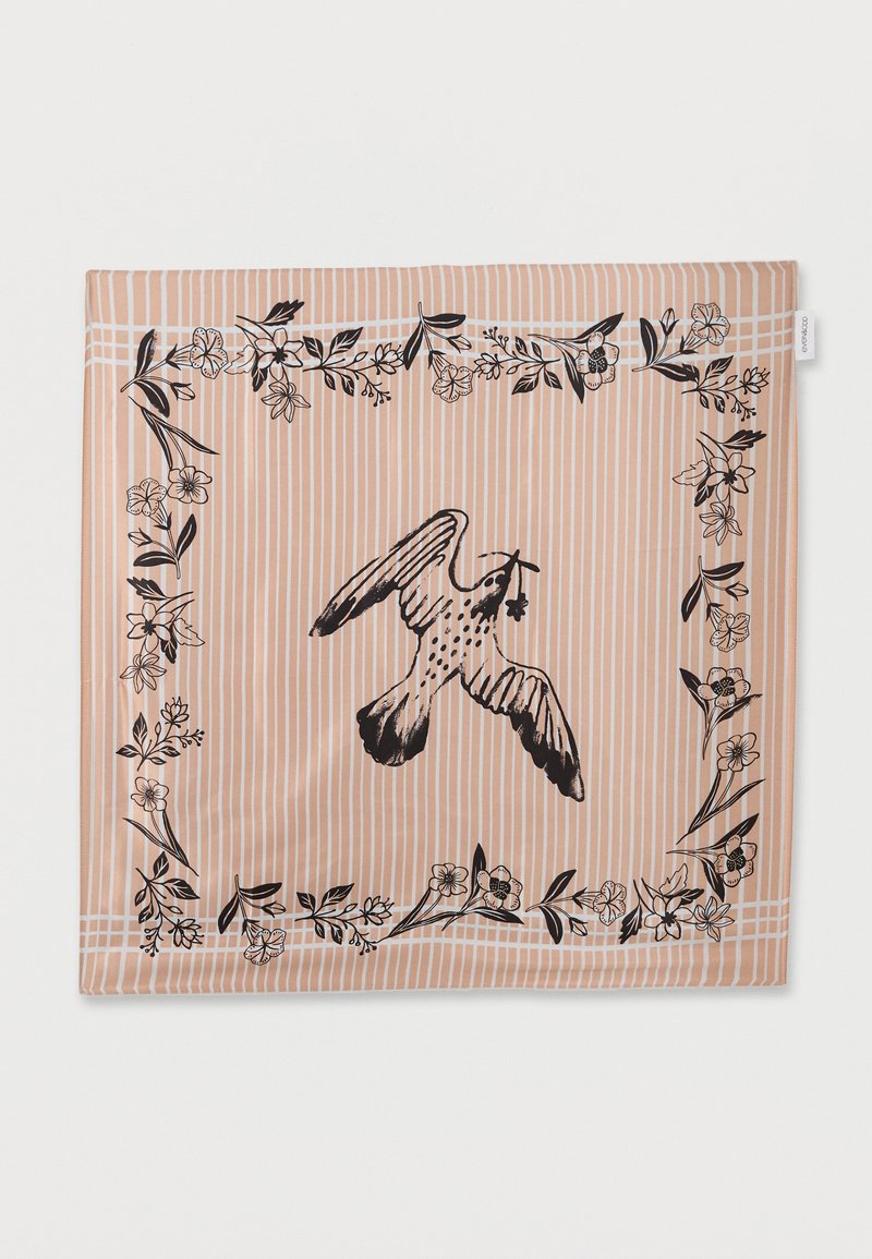 Τετράγωνο μπεζ κασκόλ με κάθετες λευκές ρίγες, μαύρο πουλί που κρατά ένα λουλούδι στο κέντρο και φλοράλ περίγραμμα σε μαύρο χρώμα.