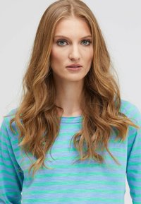 Langarmhemd mit blauen und grünen horizontalen Streifen, aus weichem Stoff, mit Rundhalsausschnitt und lässiger Passform.