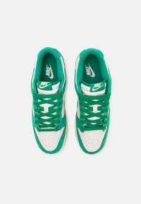 Nike Sportswear DUNK LOW SE TRK3 - Αθλητικά παπούτσια - phantom/malachite/light brown/coconut milk