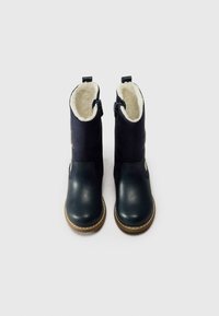 Stivali blu navy con punta in pelle liscia e gambo in tessuto morbido e testurizzato, foderati in pelliccia sintetica crema e caratterizzati da un dettaglio con zip.