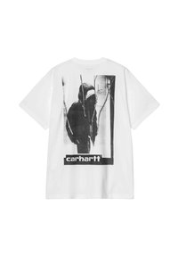 Biały bawełniany T-shirt z czarno-białym nadrukiem przedstawiającym postać w kurtce z kapturem, z logo "carhartt" poniżej.