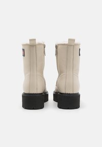 Tommy Jeans URBAN BOOT - Bottines à plateau - newsprint