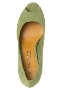 Pompe en cuir suédé vert avec un bout rond, un devant ouvert et une semelle intérieure beige. Présente un logo en embossage et une texture lisse.