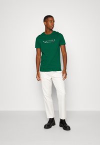 Tommy Hilfiger NEW YORK TEE - Triko s potiskem - prep green