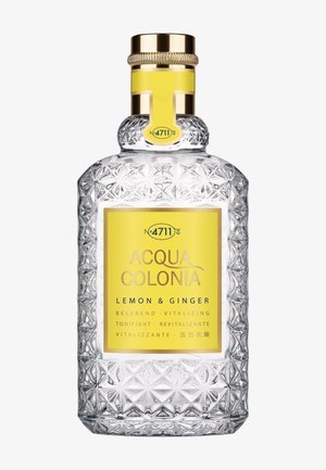 Bouteille en verre clair texturé avec une étiquette jaune indiquant "Acqua Colonia Citron & Gingembre" et un bouchon doré avec un détail de sceau jaune.