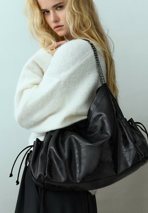 PULL&BEAR, CHAIN HANDLE - SHOPPER BAG - Sac à main - black