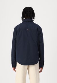 Tommy Hilfiger PACKABLE SHIRT JACKET - Light jacket - desert sky