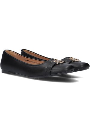 Zwarte leren balletflats met een lage profiel, voorzien van een decoratieve gouden hardwareaccent en subtiele stikdetails aan de zijkanten.