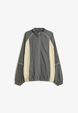 Siva in krema zip-up jakna s stoječim ovratnikom, elastičnimi manšetami in pasom. Ima logotip na prsih in kontrastne stranske panele.