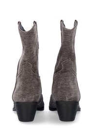 Botas de tobillo grises con una tela suave y texturada, tacón bajo tipo bloque y un diseño en la parte trasera puntiagudo, que cuenta con un sutil detalle de costura decorativa.