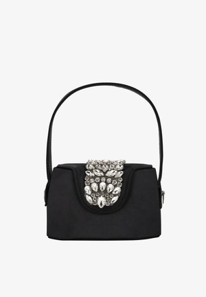 Fekete kézitáska strukturált formával, díszítő ezüst ékszerrel a fedél részen és texturált felülettel. Állítható vállpánt.