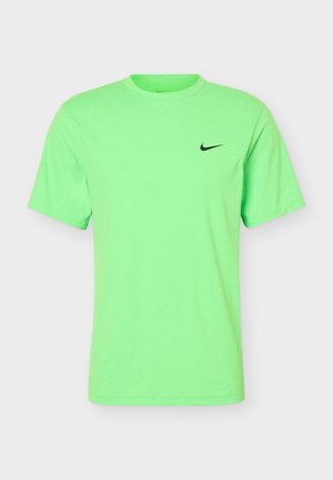 Φωτεινό πράσινο T-shirt με κοντά μανίκια και στρογγυλή λαιμόκοψη, με μικρό μαύρο λογότυπο Nike Swoosh στο αριστερό στήθος.