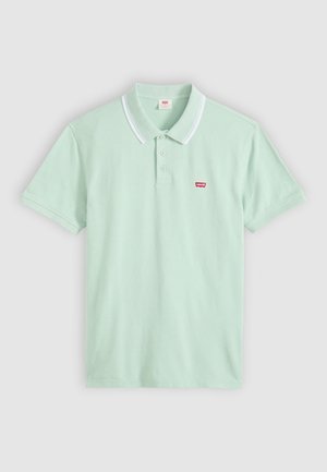 Hele roheline lühikeste varrukatega polo-särk valgete krae triipudega, kolm nuppu ja väike punane Levi'si logo vasakul rinnal.
