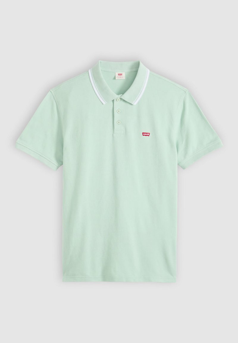 Hellgrünes Polohemd mit kurzen Ärmeln, weißen Kragenstreifen, drei Knöpfen und einem kleinen roten Levi's-Logo auf der linken Brust.