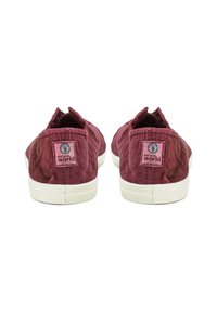 Bordové plátěné slip-on topánky s textúrovaným povrchom, biele gumové podrážky a značka prírodného sveta na päte.