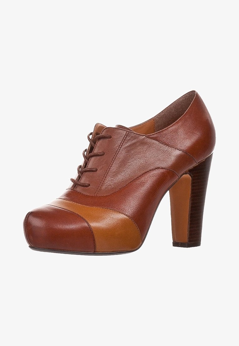 Chaussure oxford en cuir marron à talon haut avec devant lacé et panneaux bicolores marron foncé et clair.