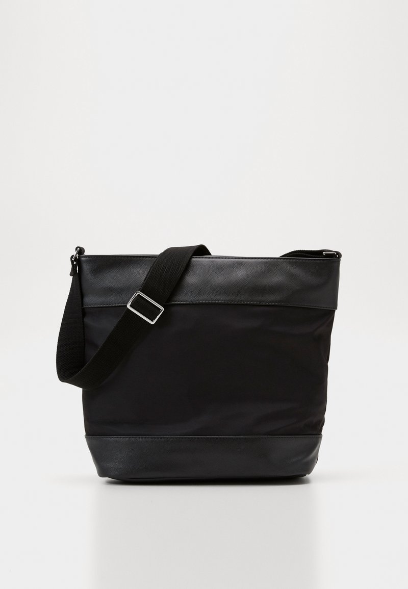 Borsa a tracolla nera con una parte superiore in nylon testurizzato e una base in pelle liscia, dotata di una tracolla regolabile e accenti in metallo argentato.