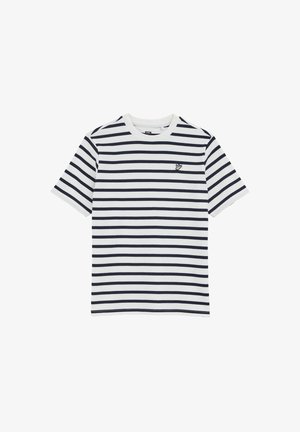 Pasma majica iz bombaža, z mornarsko modrimi vodoravnimi črtami na belem ozadju, okrogli izrez, kratkimi rokavi in minimalnim logotipom.