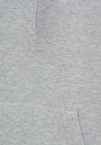 Sweat à capuche gris avec une texture douce, doté d'une poche kangourou et d'une capuche à cordon. Motif chiné subtil sur toute la surface.