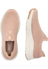 Hellrosa Slip-On-Sneaker aus Netzmaterial mit weißer Sohle und strukturierter Oberfläche. Ausgeprägter Akzent am Absatz.