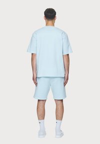 Pegador LOGO TEE - Pamata T-krekls - washed baby blue