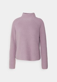 Suéter de lavanda con cuello alto, mangas largas, textura acanalada y un corte holgado. Tela de punto suave con un diseño ligero.